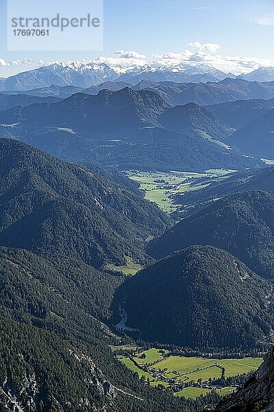 Täler und bewaldete Berge  Schneebedeckte Berggipfel am Alpenhauptkamm  Ausblick vom Mitterhorn  Nuaracher Höhenweg  Loferer Steinberge  Tirol  Österreich  Europa