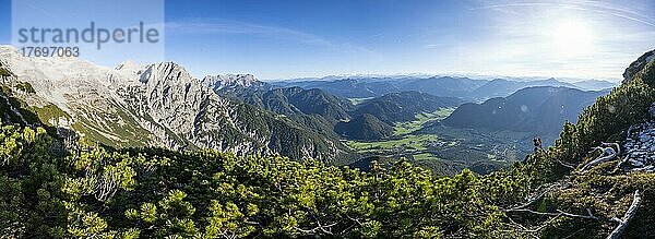 Blick auf Berglandschaft mit Gipfel Westliches Geiselhorn  hinten Leoganger Steinberge  Panorama  Nuaracher Höhenweg  Loferer Steinberge  Tirol  Österreich  Europa