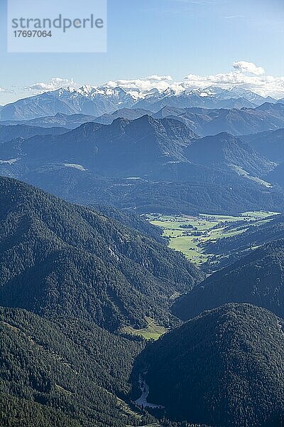 Täler und bewaldete Berge  Schneebedeckte Berggipfel am Alpenhauptkamm  Ausblick vom Mitterhorn  Nuaracher Höhenweg  Loferer Steinberge  Tirol  Österreich  Europa