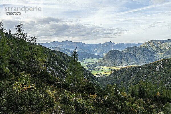 Ausblick vom Aufstieg zum Mitterhorn durch das Tal am Lasbach  Nuaracher Höhenweg  Loferer Steinberge  Tirol  Österreich  Europa