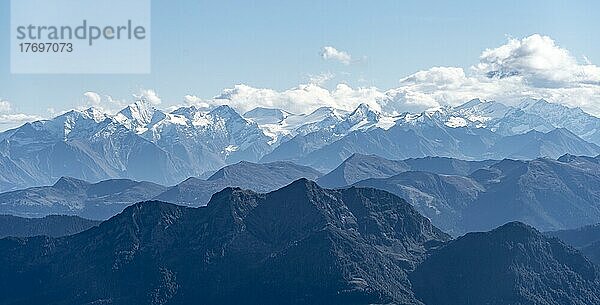 Schneebedeckte Berggipfel am Alpenhauptkamm  Großvenediger  Ausblick vom Mitterhorn  Nuaracher Höhenweg  Loferer Steinberge  Tirol  Österreich  Europa