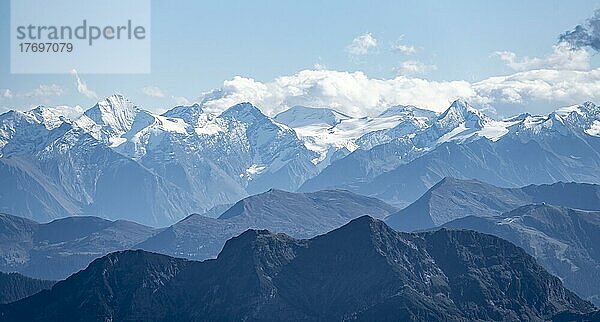 Schneebedeckte Berggipfel am Alpenhauptkamm  Großvenediger  Ausblick vom Mitterhorn  Nuaracher Höhenweg  Loferer Steinberge  Tirol  Österreich  Europa