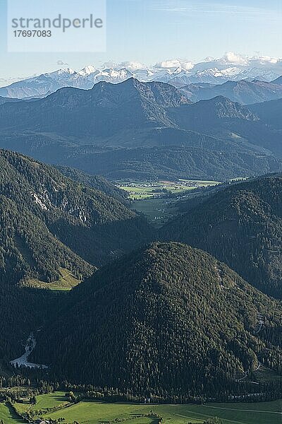 Täler und bewaldete Berge  Schneebedeckte Berggipfel am Alpenhauptkamm  Ausblick vom Mitterhorn  Nuaracher Höhenweg  Loferer Steinberge  Tirol  Österreich  Europa