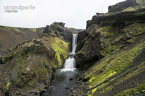 Wasserfall  Zerklüfteter mit Moos bewachsener Canyon  Fluss Skoga  Landschaft am Fimmvörðuháls Wanderweg  Südisland  Island  Europa