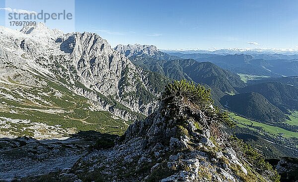 Blick auf Berglandschaft mit Gipfel Westliches Geiselhorn  hinten Leoganger Steinberge  Nuaracher Höhenweg  Loferer Steinberge  Tirol  Österreich  Europa