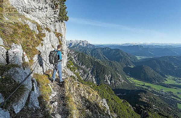 Wanderer auf Wanderweg mit Stahlseil  Nuaracher Höhenweg  Loferer Steinberge  Tirol  Österreich  Europa