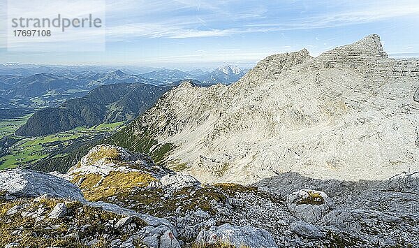 Ausblick auf Felsgrat mit Gipfel Seehorn und Schaflegg  Aufstieg zum Mitterhorn  Berglandschaft  Nuaracher Höhenweg  Loferer Steinberge  Tirol  ÖsterreichNuaracher Höhenweg