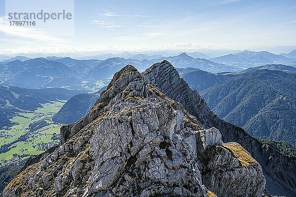 Grat mit felsigen Gipfeln  Berglandschaft  hinten Gipfel des Seehorn  Nuaracher Höhenweg  Loferer Steinberge  Tirol  Österreich  Europa