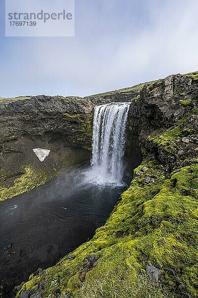 Wasserfall  Fluss Skoga  Landschaft am Fimmvörðuháls Wanderweg  Südisland  Island  Europa