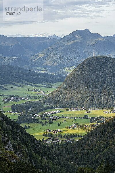 Tal und bewaldete Berge  Ausblick vom Nuaracher Höhenweg  Loferer Steinberge  Tirol  Österreich  Europa