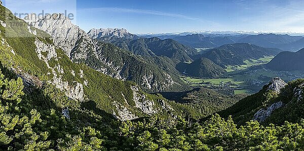 Blick auf Berglandschaft mit Gipfel Westliches Geiselhorn  hinten Leoganger Steinberge  Ausblick vom Heimkehrerkreuz  Nuaracher Höhenweg  Loferer Steinberge  Tirol  Österreich  Europa