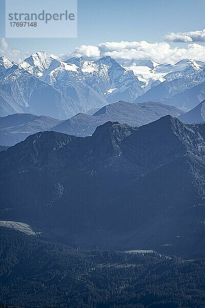 Schneebedeckte Berggipfel am Alpenhauptkamm  Großvenediger  Ausblick vom Mitterhorn  Nuaracher Höhenweg  Loferer Steinberge  Tirol  Österreich  Europa