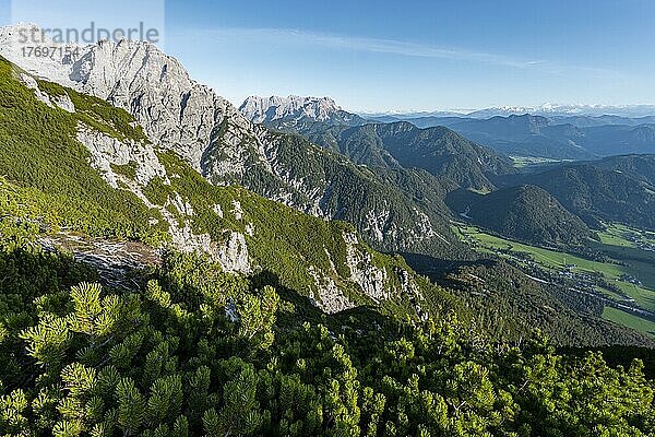 Blick auf Berglandschaft mit Gipfel Westliches Geiselhorn  hinten Leoganger Steinberge  Ausblick vom Heimkehrerkreuz  Nuaracher Höhenweg  Loferer Steinberge  Tirol  Österreich  Europa
