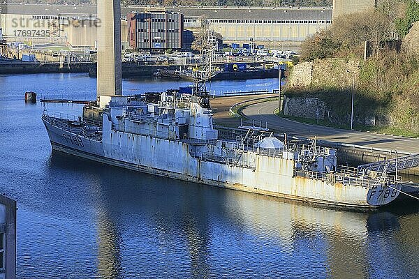 Fluss Penfeld mit ausgemustertem Aviso LIEUTENANT DE VAISSEAU LE HÉNAFF  Kriegsschiff der französischen Marine  gesehen vom Kultur- und Geschäftszentrum Ateliers des Capucins im Gebäude des ehemaligen Arsenal im Stadtteil Recouvrance  Brest  Departement Finistere Penn ar Bed  Region Bretagne Breizh  Frankreich  Europa