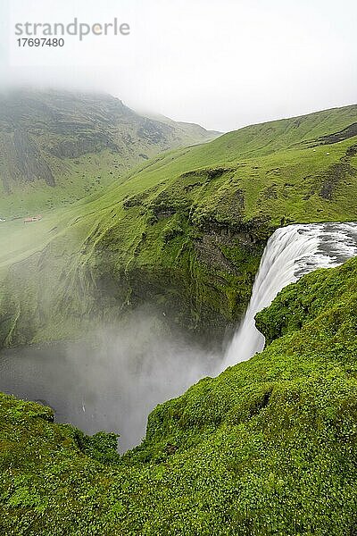 Wasserfall Skogafoss  Fluss Skoga  Landschaft am Fimmvörðuháls Wanderweg  Südisland  Island  Europa