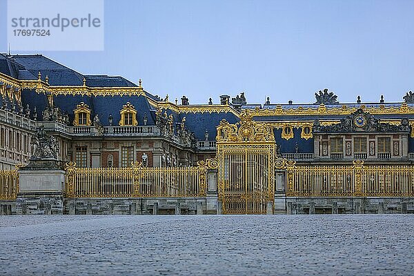 Königshof Cour royale  barockes Schloss Chateau de Versailles  ehemaliger Palast der Könige von Frankreich  bei Paris  Departement Yvelines  Region Ile de France  Frankreich  Europa