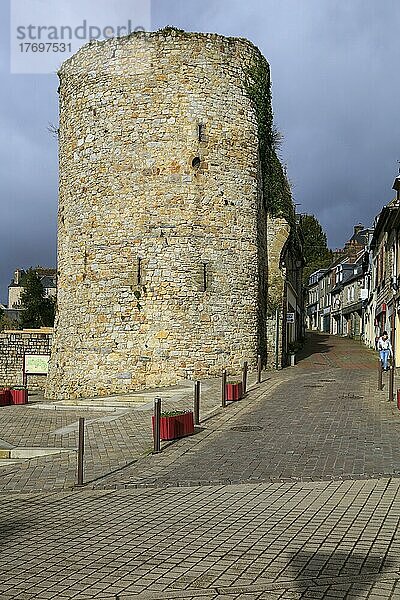 Turm der Port d'Alencon  Grande Rue  mittelalterliche Altstadt von Domfront  Domfront en Poiraie  Departement Orne  Region Normandie  Frankreich  Europa