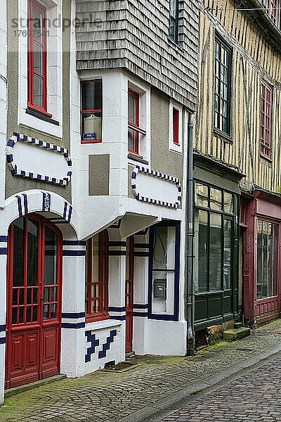 Fachwerkhäuser  mittelalterliche Altstadt von Domfront  Domfront en Poiraie  Departement Orne  Region Normandie  Frankreich  Europa