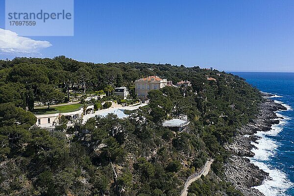 Luftaufnahme Anwesen Villa Del Mare am Cap Martin mit Pool und Hubschrauberlandeplatz  Roquebrune Cap Martin  Departement Alpes-Maritimes  Region Provence Alpes Cote d'Azur  Frankreich  Mittelmeer. Die Villa gehörte dem Diktator von Zaire Kongo Mobutu Sese Seko und wurde 2005 für 170 Miliionen Euro an den russischen Oligarchen Shalva Chigirinsky verkauft  der unter der Präsidentschaft von Vladimir Putin später in Ungnade fiel und die Villa 2010 vermutlich für mehr als 200 Millionen Euro an Personen aus  Europa