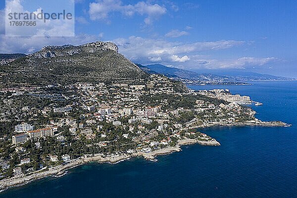 Luftaufnahme Küste von Cap d´Ail  hinten rechts Fürstentum Monaco mit Stadtteil Fontvieille  oben Tete du Chien  Departement Alpes-Maritimes  Region Provence-Alpes-Cote d´Azur  Frankreich  Mittelmeer  Europa