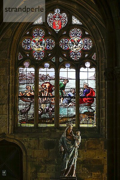 Chorumgang mit Bleiglasfenster und Marienstatue  gotische Kathedrale Saint-Paul Aurélien  Saint-Pol-de-Leon  Departement Finistere Penn ar Bed  Region Bretagne Breizh  Frankreich  Europa