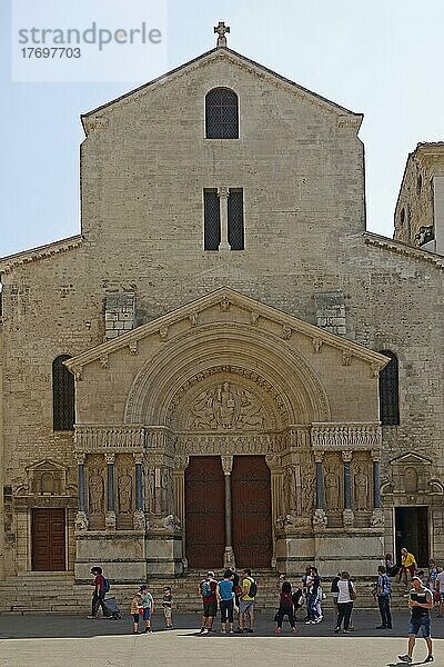 Romanische Fassade der ehemaligen Benediktiner-Abteikirche Eglise Saint-Trophime  Arles  Departement Bouches-du-Rhone  Region Provence Alpes Cote d´Azur  Frankreich  Mittelmeer  Europa