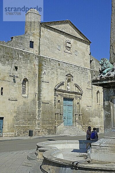Place de la Republique mit ehemaliger Kirche Sainte Anne d'Arles  Arles  Departement Bouches-du-Rhone  Region Provence Alpes Cote d´Azur  Frankreich  Mittelmeer  Europa