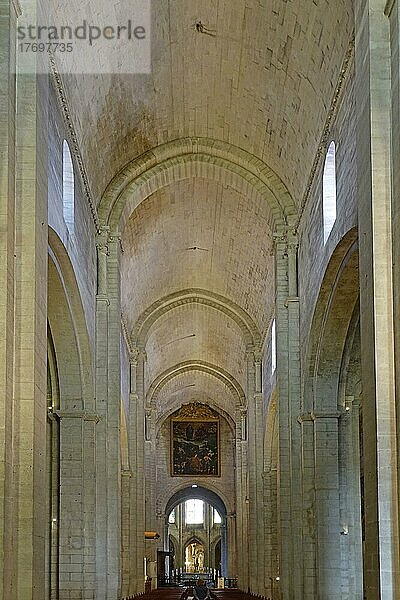 Innenraum Hauptschiff ehemalige Benediktiner-Abteikirche Eglise Saint-Trophime  Arles  Departement Bouches-du-Rhone  Region Provence Alpes Cote d´Azur  Frankreich  Mittelmeer  Europa