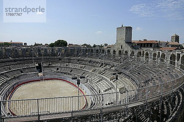 Römische Arena Amphitheater  Arles  Departement Bouches-du-Rhone  Region Provence Alpes Cote d´Azur  Frankreich  Mittelmeer  Europa