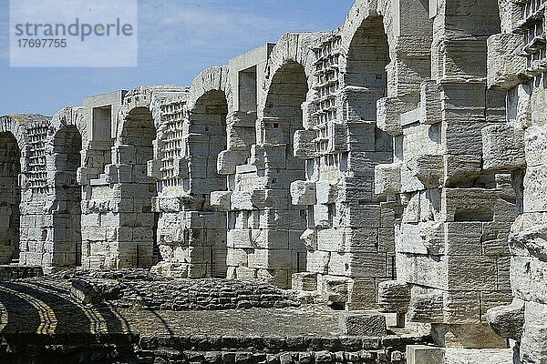 Römische Arena Amphitheater  Arles  Departement Bouches-du-Rhone  Region Provence Alpes Cote d´Azur  Frankreich  Mittelmeer  Europa