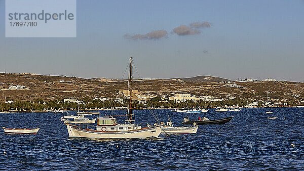 Abendlicht  Boote  Fischerboote  dunkelblaues Meer  leichter Wellengang  hellblauer Himmel  Einzelne graue Wolken  Adamantas  Golf von Milos  Insel Milos  Kykladen  Griechenland  Europa