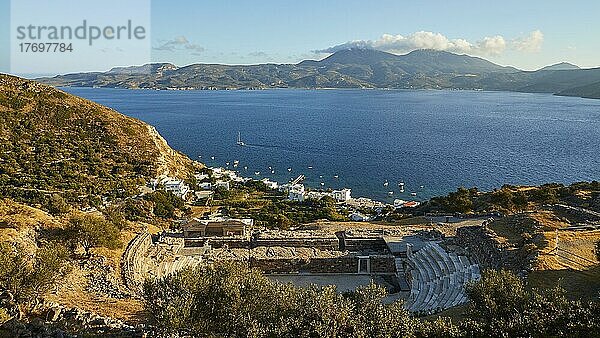 Amphitheater  Antikes Theater  Römisches Amphitheater  Archäologische Stätte  Tripiti  Boote auf dem Meer vor Anker  Segelboot in Fahrt  Golf von Milos  Insel Milos  Kykladen  Griechenland  Europa