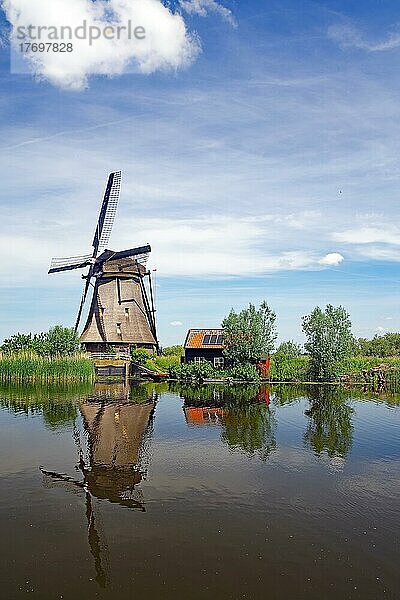 Historische Windmühle spiegelt sich in einem Kanal  Unesco Weltkulturerbe  Kinderdyk  Gemeinde Molenlanden  Niederlanden