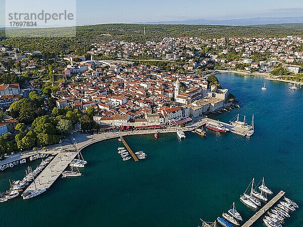 Drohnenaufnahme  Altstadt  Krk-Stadt mit Marienbasilika  Insel Krk  Kvarner Bucht  Primorje-Gorski kotar  Kroatien  Europa
