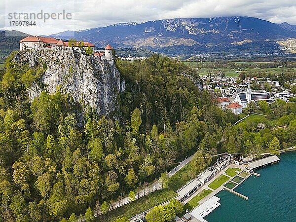 Drohnenaufnahme  Burg von Bled und Kirche  Bleder See  Veldeser See  Blejsko jezero  Bled  Veldes  Feldes  Region Oberkrain  Gorenjska  Slowenien  Balkan  Europa