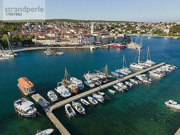 Drohnenaufnahme  Hafen  Altstadt  Krk-Stadt mit Marienbasilika  Insel Krk  Kvarner Bucht  Primorje-Gorski kotar  Kroatien  Europa