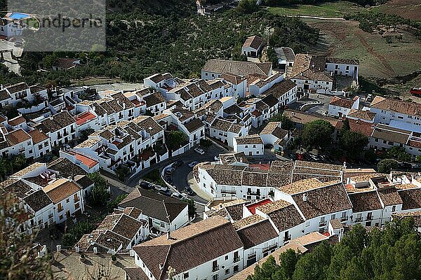 Gemeinde Zahara de la Sierra in der Provinz Cadiz  an der Ruta de los Pueblos Blancos  Straße der weißen Dörfer  Blick von der Maurischen Burg auf den Ort  Andalusien  Spanien  Europa