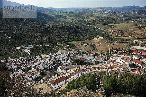 Gemeinde Zahara de la Sierra in der Provinz Cadiz  an der Ruta de los Pueblos Blancos  Stra?ße der weißen Dörfer  Blick von der Maurischen Burg auf den Ort  Andalusien  Spanien  Europa