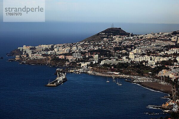 Blick auf Calheta  Hafen  Madeira  Portugal  Europa