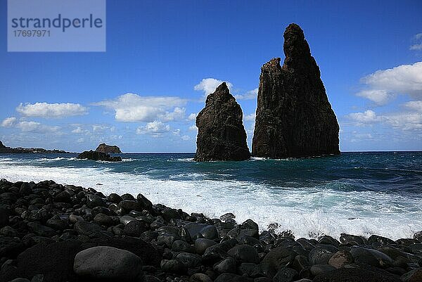 Die Felsen  Ilheus da Ribeira da Janela  an der Westküste  Madeira  Portugal  Europa