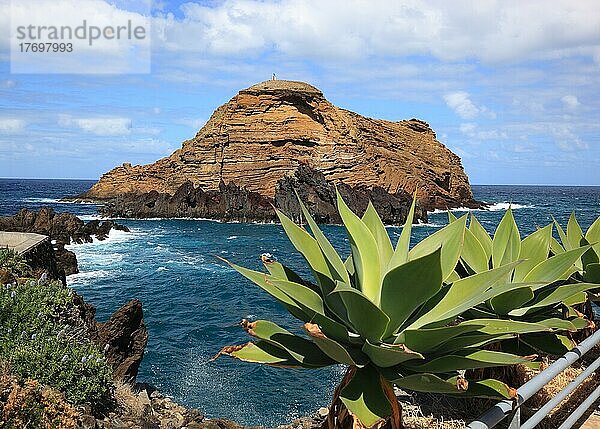 Porto Moniz an der Nordwestküste der Insel  Blick auf die kleine vorgelagerte Insel Ilheu Mole  Madeira  Portugal  Europa