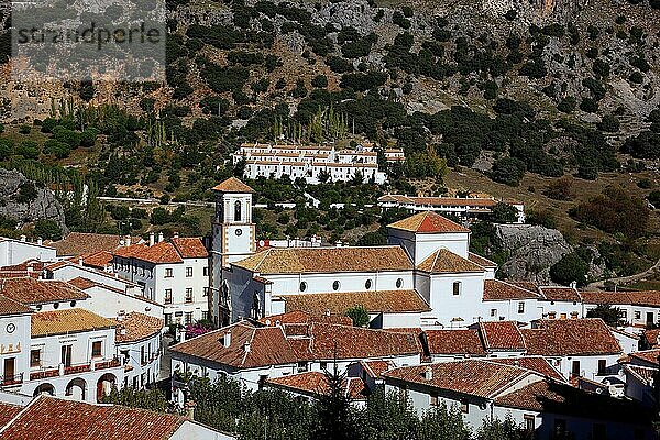 Ortschaft Grazalema in der Provinz Cadiz  an der Ruta de los Pueblos Blancos  Straße der weißen Dörfer  Blick auf den Ort und die Kirche Iglesia de Nostra Santa de la Encarnacion  Andalusien  Spanien  Europa