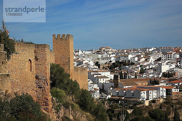 Ronda  ein weißes Dorf in Andalusien  Teil der Stadtmauer und Blick auf die Stadt  Spanien  Europa