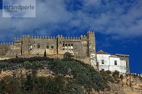 Arcos de la Frontera in der Provinz Cadiz  an der Ruta de los Pueblos Blancos  an der Straße der weißen Dörfer  ein Teil der alten Maurischen Burg  Andalusien  Spanien  Europa