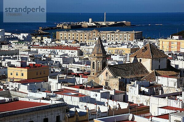 Stadt Cadiz  Blick vom Torre Tavira auf die Altstadt und die Kirche San Felipe Neri  Andalusien  Spanien  Europa