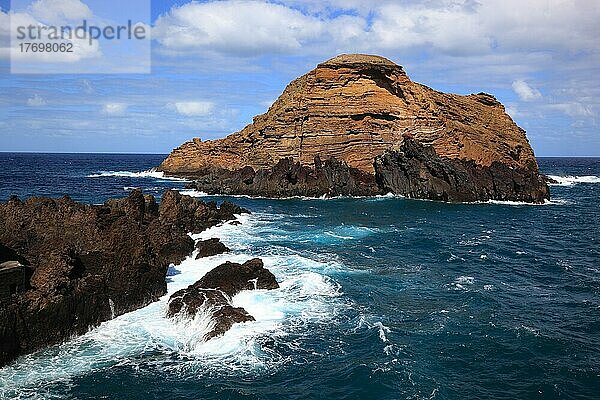 Bei Porto Moniz an der Nordwestküste der Insel  kleine vorgelagerte Insel Ilheu Mole mit Leuchtturm  Madeira  Portugal  Europa