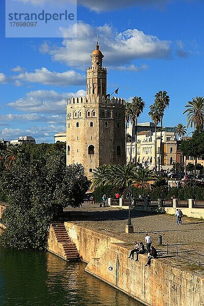 Sevilla  der Torre del Oro am Flussufer des Guadalquivir in der Altstadt  Andalusien  Spanien  Europa