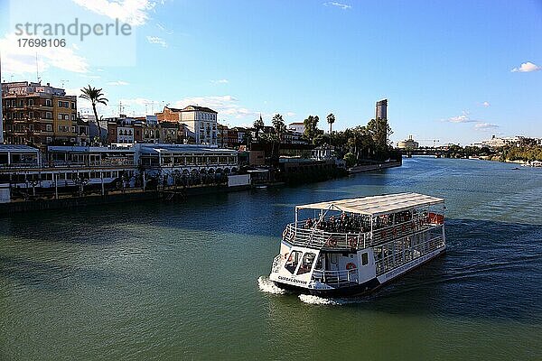 Sevilla  Ausflugsboot auf dem Fluss Guadalquivir  Andalusien  Spanien  Andalusien  Spanien  Europa
