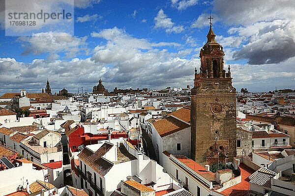 Stadt Carmona in der Provinz Sevilla  Blick vom Torre del Oro auf die Kirche San Bartolome und die Altstadt  Andalusien  Spanien  Europa
