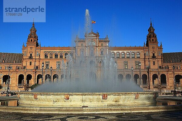 Stadt Sevilla  am Plaza de Espana  der Spanische Platz  Teilansicht mit Springbrunnen  Andalusien  Spanien  Europa